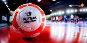 Futsal hay bóng đá trong nhà thi đấu trên sân trong nhà và có 5 người tham gia
